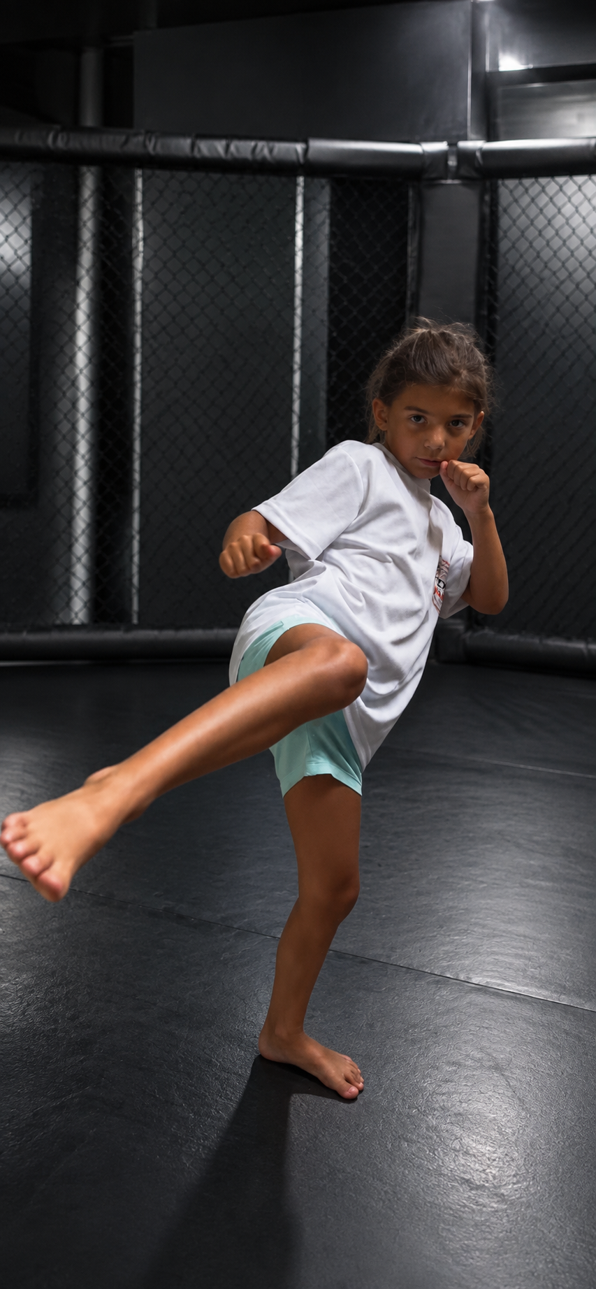 Jeune pratiquante TEKIŌ exécutant un coup de pied contrôlé